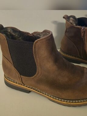 Brown Suede Chukka Boots With Fur On Inside.